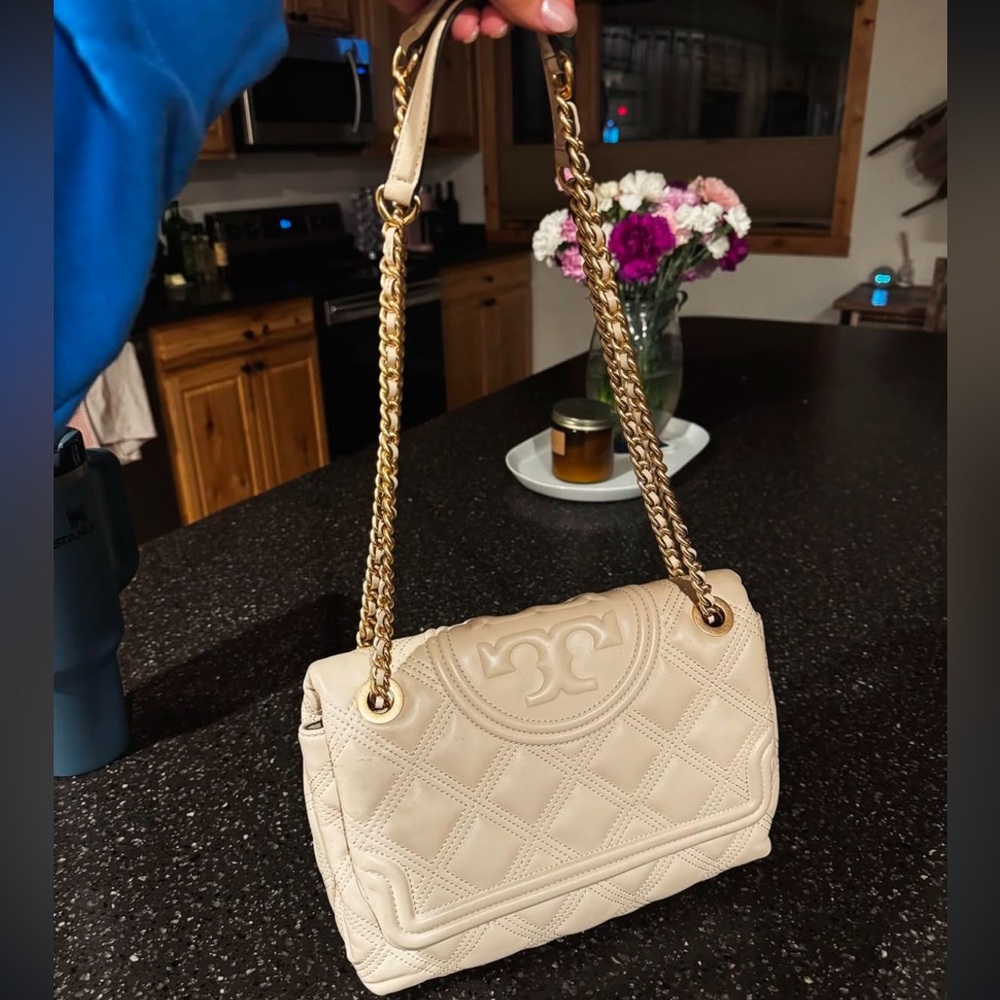 TORY BURCH leather quilted shoulder bag. 
Large💕
In color “Fleming”